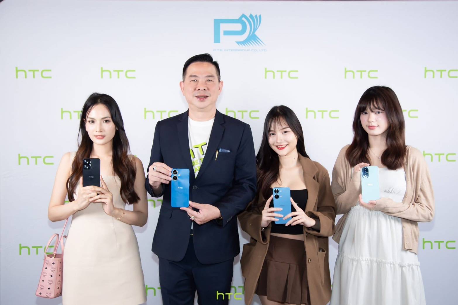 ดร.ฐาคณิษฐ์ พรทองประเสริฐ”กลับมาอย่างยิ่งใหญ่ HTC จัดหนักใน “HTC Back in your hand” อินฟลูฯรวมตัวคึกคักเพราะรัก Smartphone ในตำนานที่คิดถึง